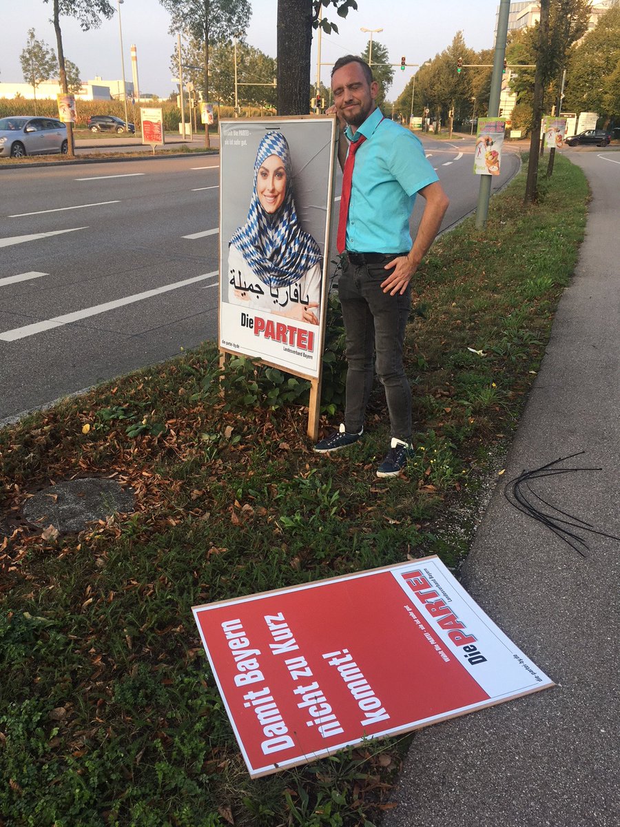 MartinSonneborn's tweet photo. Sachdienlicher Hinweis der PARTEI Bayern: 
"Beim Aufhängen wurden wir von einem Passanten beschimpft:
'Schähmts euch net. Des isch a Moslem. Wer lässt sich mit am Moslem fotografieren?' usw usw...
Wieder eine Stimme gewonnen glaube ich."
#Bayernwahl https://t.co/aHjjV6mojg