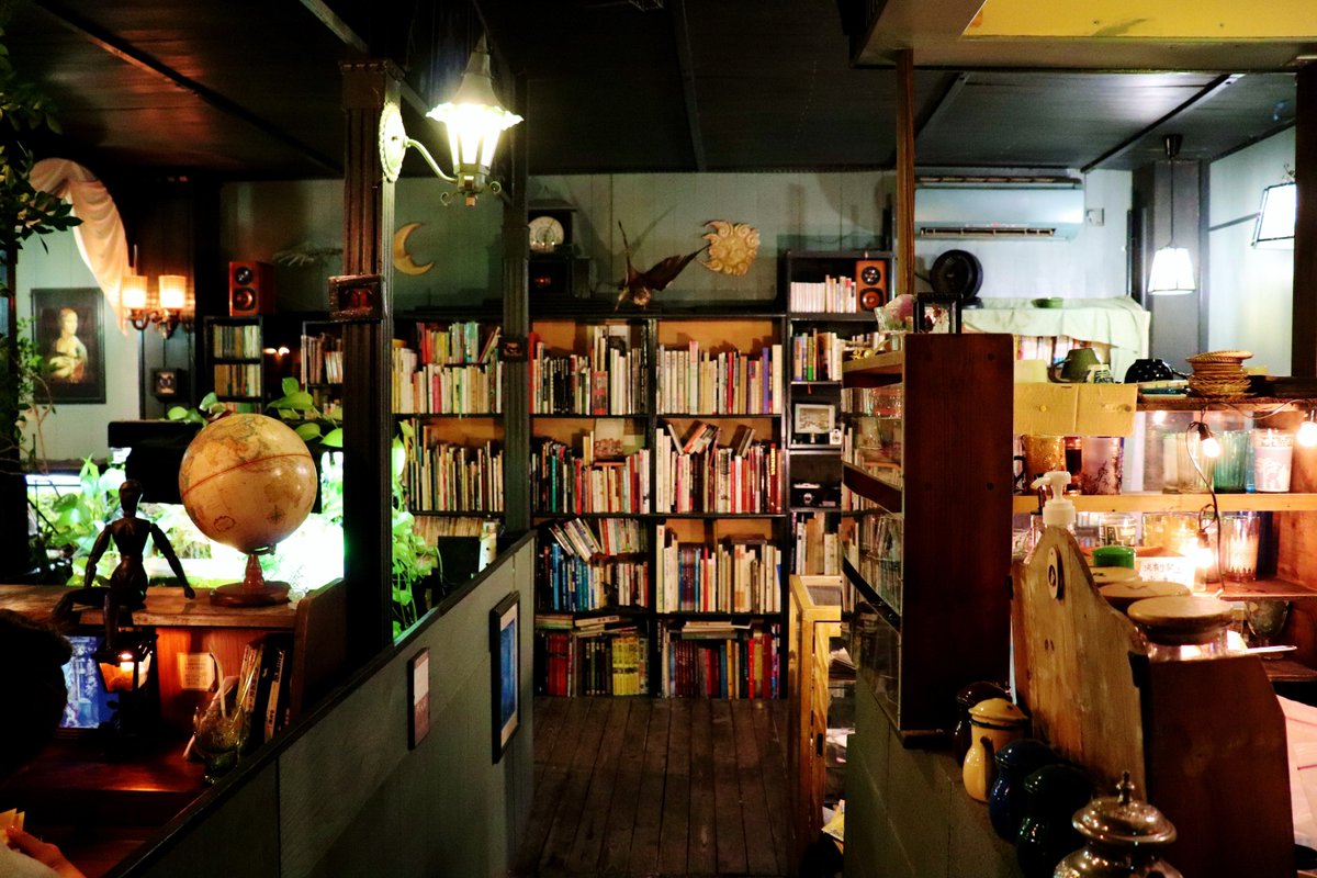 pascal_hpa's tweet photo. 店内ルールの《私語NG》が居心地良い、高円寺のアール座読書館へ行く。読書館というだけあって、全ての人が書棚に向かって本を読み、お茶を飲みながら書きものをしている。座席にはそれぞれ特徴があって、私の席には鉱石の引き出しがあった。ここで飼育されている鈴虫と松虫だけがリンリン喋っていた。 https://t.co/2RLWgEC9A8