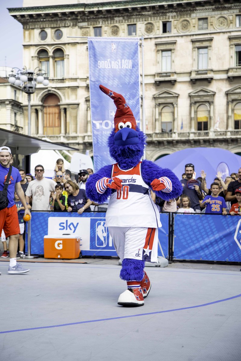Basketcaffe's tweet photo. Grande successo per la #NBAFANZONE di Milano. Migliaia i fan che si sono riversati sabato e domenica in Piazza Duomo anche per vedere la leggenda #NBA Chauncey Billups @1MrBigShot (foto by @NBAItalia) https://t.co/dmNJDmrbcV