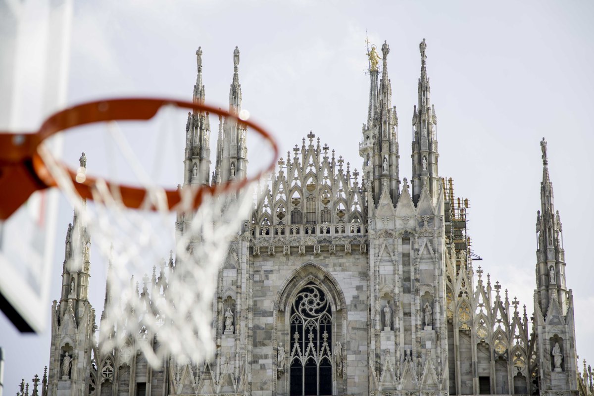 Basketcaffe's tweet photo. Grande successo per la #NBAFANZONE di Milano. Migliaia i fan che si sono riversati sabato e domenica in Piazza Duomo anche per vedere la leggenda #NBA Chauncey Billups @1MrBigShot (foto by @NBAItalia) https://t.co/dmNJDmrbcV