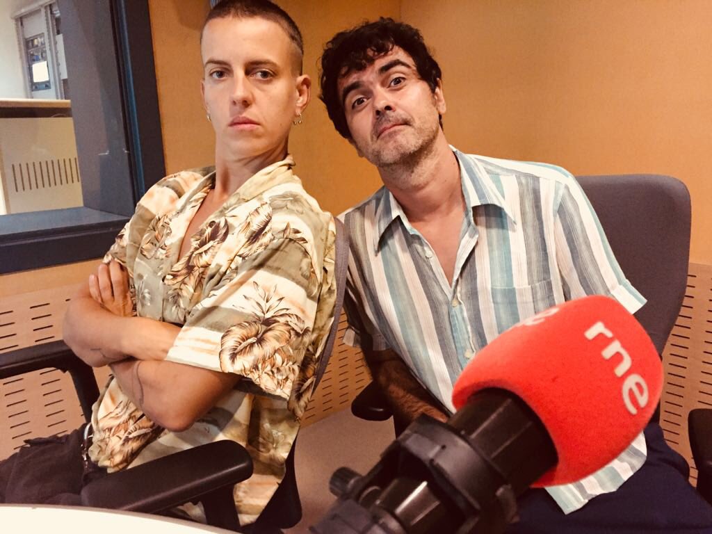 HET_Radio3's tweet image. Charlamos con Marc Rodrigo actor y director de #Santeurer y con @clara_peya de @Les_Impuxibles #Painball Dos de los espectáculos participantes en @firatarrega 2018 que anoche clausuraba la última edición con @JordiDuranR al frente tras 8 años como director artístico @radio3_rne