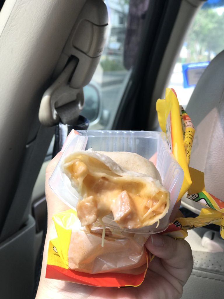 Nantichar_C's tweet photo. Wrap’n Roll CHEESY SAUSAGE คือดียจ์~ ยิ่งกินตอนร้อนๆนะ ไส้ทะลักอ่ะ ตัวก้อนสี่เหลี่ยมๆน่าจะเป็นแฮมหรือไส้กรอกเนี่ยแหละ กัดเข้าไปเต็มปากเต็มคำ สัมผัสถึงชีสเน้นๆ อร่อยมากเว่อร์ ให้ 9/10 ไปลองกันได้ที่ 7-11  #รีวิวเซเว่น #อร่อยไปแดก #ไว้รีวิวห้ามขายของโว้ยย https://t.co/3I25iTshEe