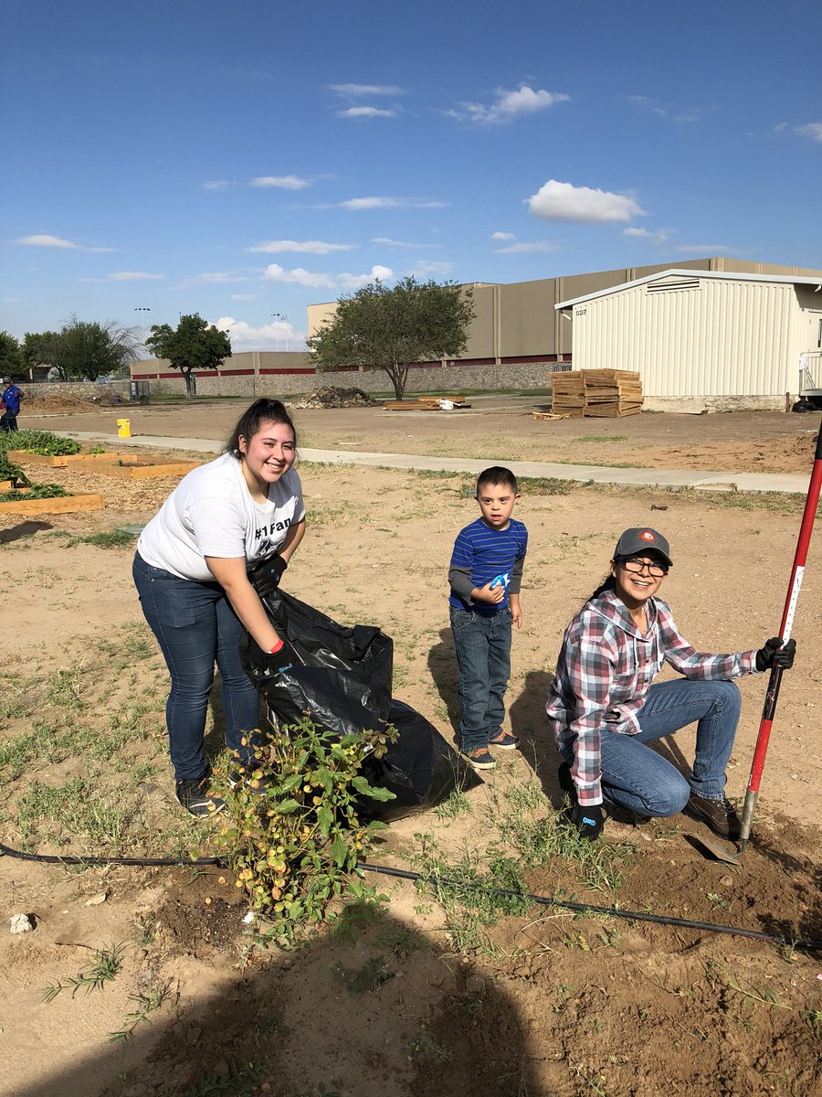 oso_new_tech's tweet photo. Cleaning up the Bowie Jardin!  Had some great little helpers. All in the family. https://t.co/T051bFn1kp