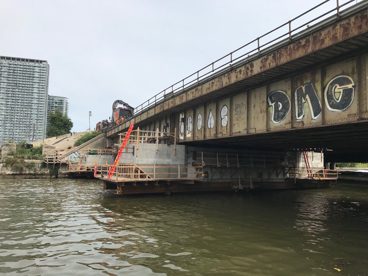 rail613's tweet photo. Courtesy of @ixianmachine four photos of N side of Humber Bridge, Saturday, prepping to pull it out. This is why trains were using #Canpa detour this weekend. https://t.co/jHFpKslWjs