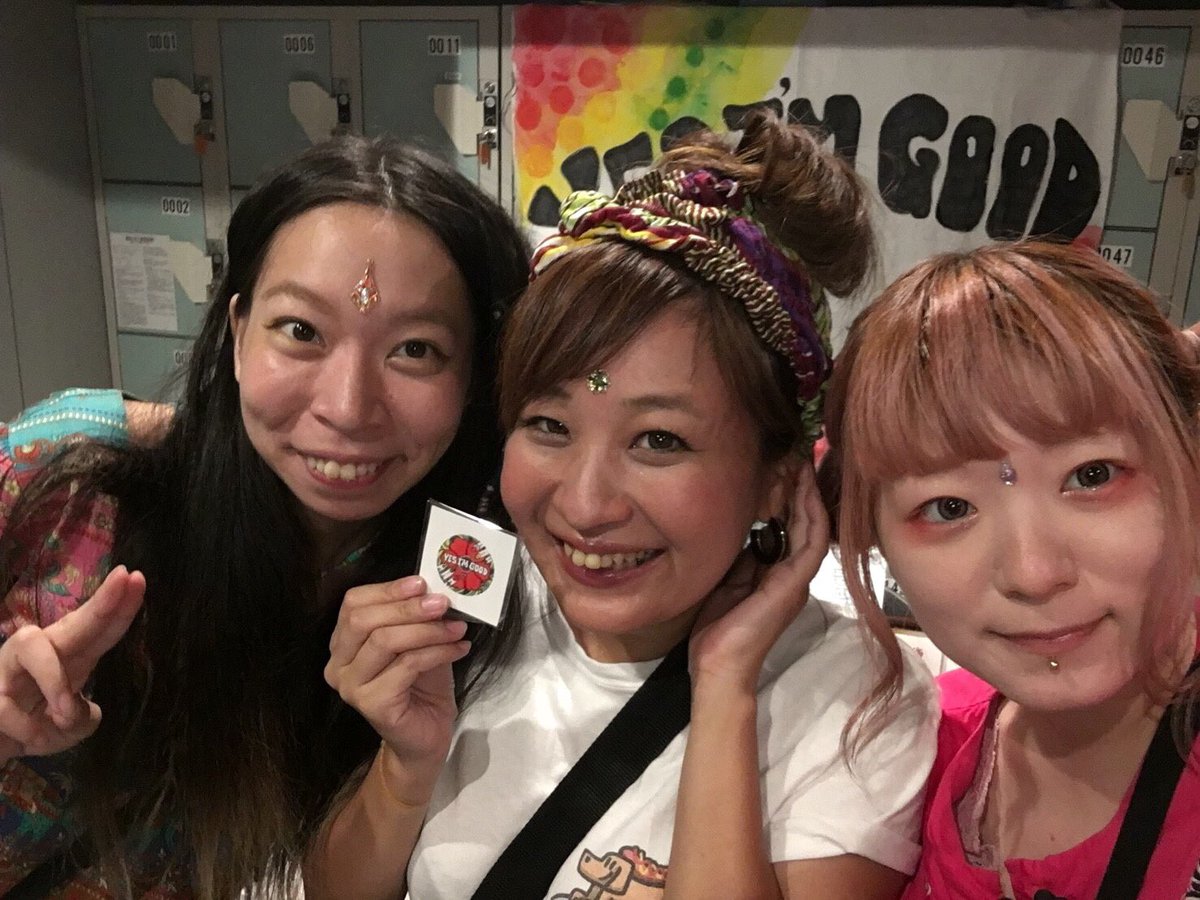 yigworld's tweet photo. 素敵ギャル達がビンディ着けてくれて幸せ🌺⚡️💓
その場で着けてくれるの嬉しい…
みんな可愛い〜〜! #blownight #ビンディ https://t.co/5D0yRJjA4N