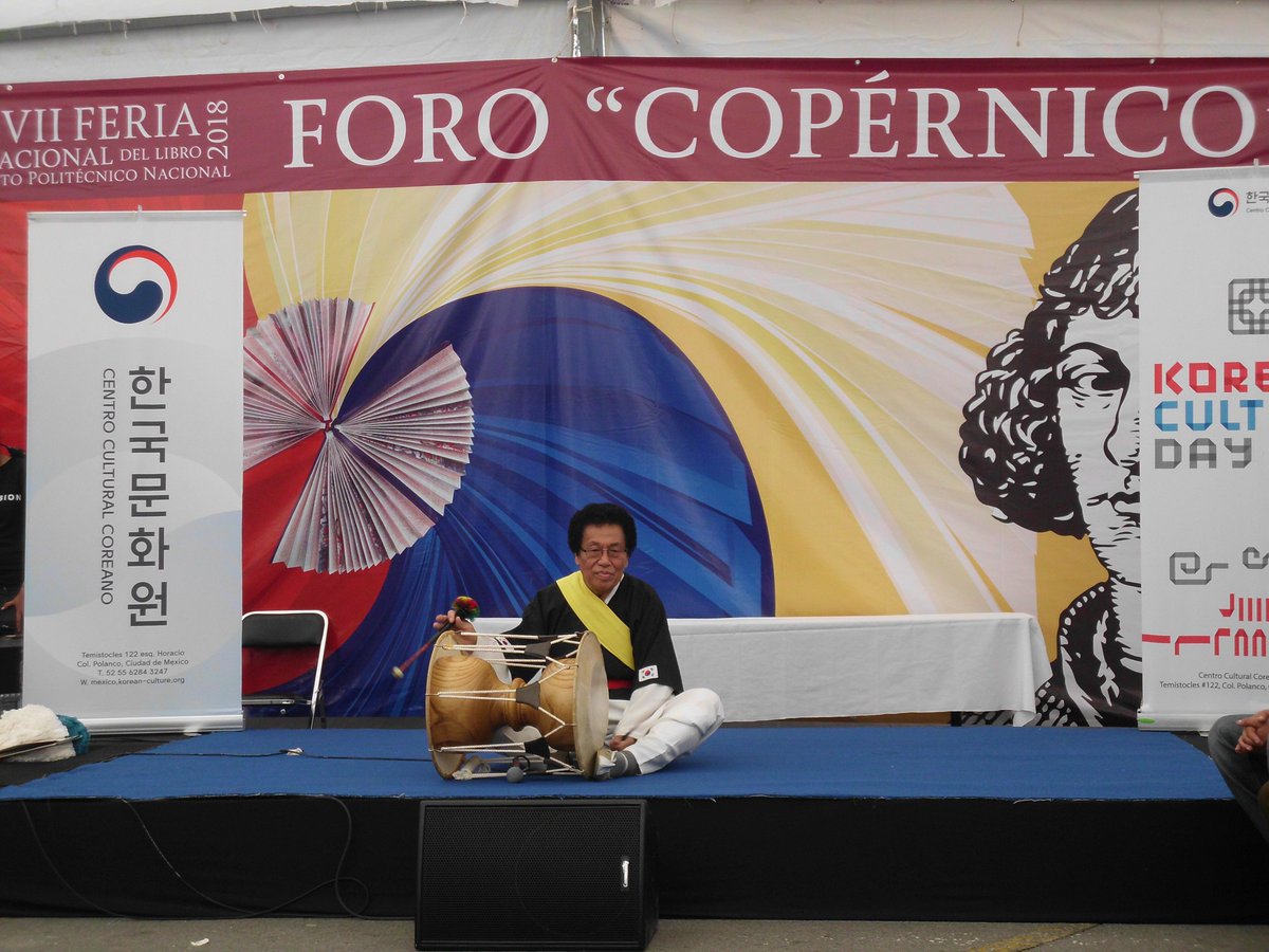 SamulnoriMexico's tweet photo. Nuestro director Choi Namyun
Samulnori México #Saewoolim en la #FILIPN #FILIPN2018 https://t.co/SgVewpWIfK