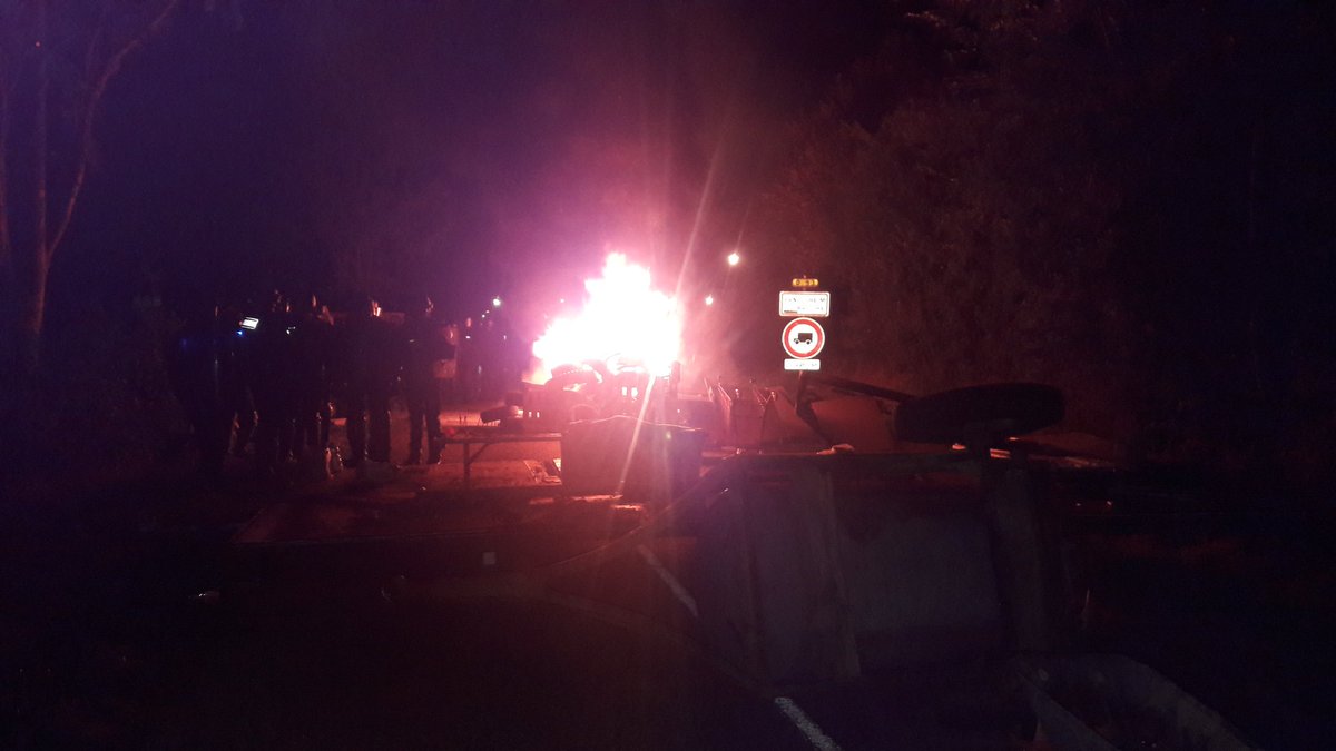 GuillaumeKrempp's tweet photo. L'intervention des forces de l'ordre a commencé à l'entrée de la #ZAD du moulin. Les opposants au #GCO ont abandonné la première barricade et se retirent vers l'intérieur de la forêt. https://t.co/URPNWbC7jY