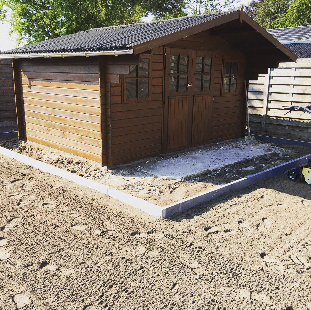 HovenierB's tweet photo. Heraanleg tuin, verwijderen boomwortel, herzaaien gras, plaatsen #blauwsteen #boordstenen #workhardplayhard #tuinonderhoud  @ Oostkamp, Belgium https://t.co/BMYTtuUQNZ
