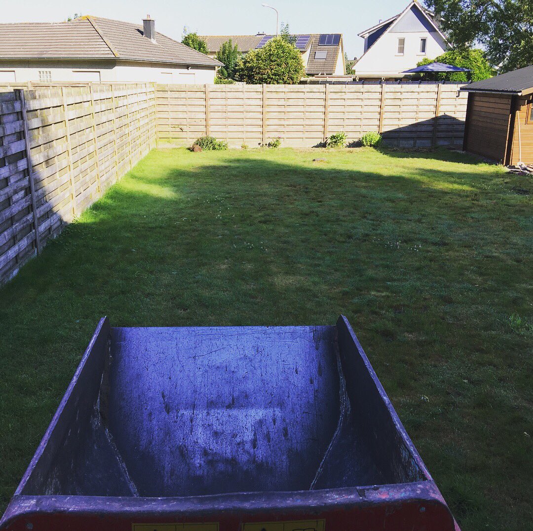 HovenierB's tweet photo. Heraanleg tuin, verwijderen boomwortel, herzaaien gras, plaatsen #blauwsteen #boordstenen #workhardplayhard #tuinonderhoud  @ Oostkamp, Belgium https://t.co/BMYTtuUQNZ
