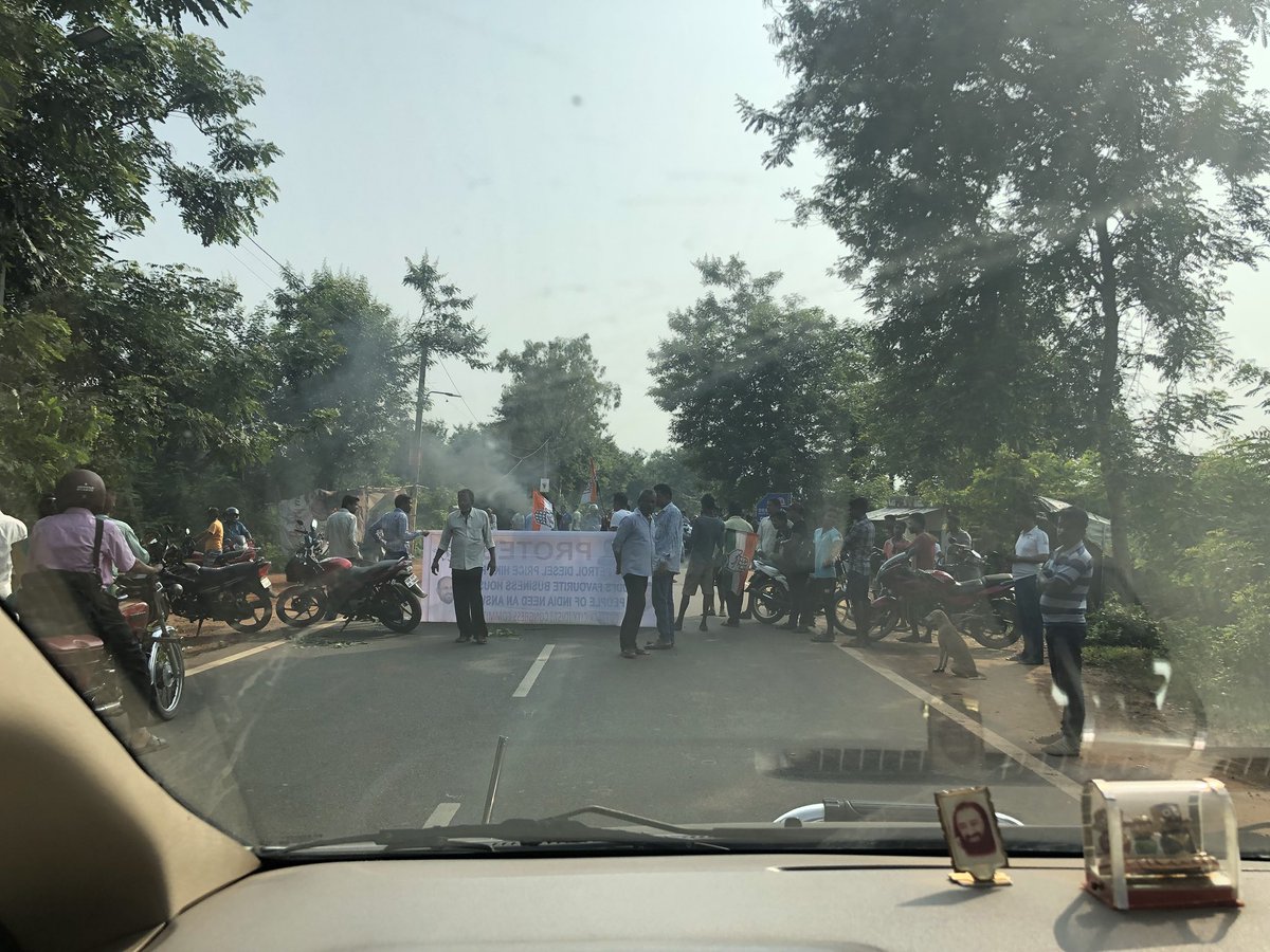 SwamiBrahmachit's tweet photo. Dear @RahulGandhi , you claim yourself as a Shiv bhakt.
Today is monday &amp; I was going to a nearby Shiva temple to do Rudra puja. Your paid congress goons stopped my vehicle, broke the car mirror &amp; threatened to burn it. Is this how you behave with ur fellow devotee? #BharatBandh https://t.co/34xtL0FvOY