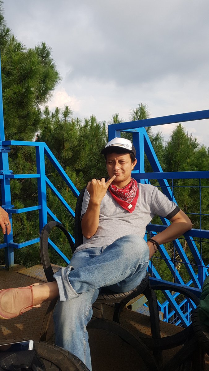 fiatkampret's tweet photo. Mari kita nikmati ...salam jari kelingking https://t.co/TImlsMWeeu