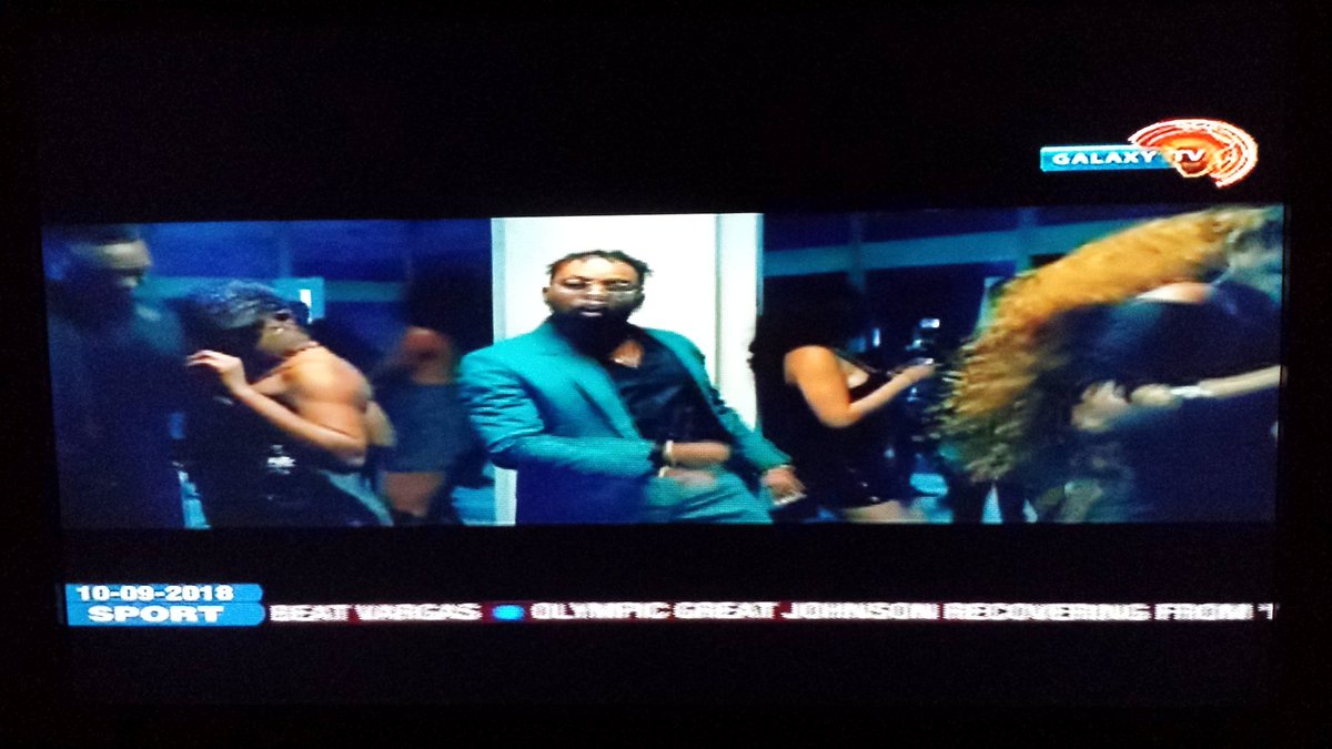 Olamide's tweet photo. Yoh yoh yoh yoh 🔥🔥🔥🔥🔥 RT @MMLTPromotions: #LogbaLogba by @olamide_YBNL #Nowpremiere on GalaxyTV cc @Olaitan_MM https://t.co/nRk561RLb7