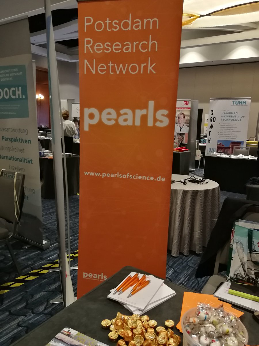 SciVisTo's tweet photo. @pearls_Potsdam @unipotsdam came well prepared to #GoGain18 peanut butter cups are good bait, the portal magazine as well of course :) https://t.co/3KMP1iLTxV