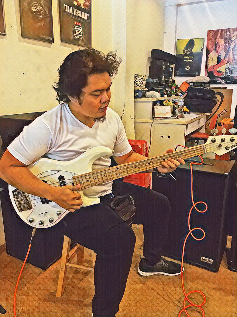 KerryMuzikMan's tweet photo. MusicMan Stingray 5. #HS #ErnieBall #White #Maple #5Strings #USA #BaikDer #Meletop #Syedap #Bass #BassGuitar #BassPorn #GK #Bassist #BassPlayer #BassMan #JanganCakapAbangTakPa #DontSayBrotherNotUmbrella #KerryMusicman https://t.co/3AofzmNNfL