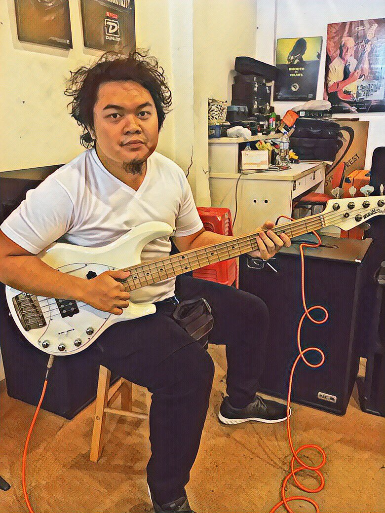 KerryMuzikMan's tweet photo. MusicMan Stingray 5. #HS #ErnieBall #White #Maple #5Strings #USA #BaikDer #Meletop #Syedap #Bass #BassGuitar #BassPorn #GK #Bassist #BassPlayer #BassMan #JanganCakapAbangTakPa #DontSayBrotherNotUmbrella #KerryMusicman https://t.co/3AofzmNNfL