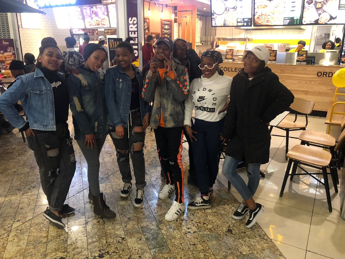 DRSrepublicc's tweet photo. Bumped into the Vans Babies at the food court😂💕 https://t.co/ivyS5jTgPH