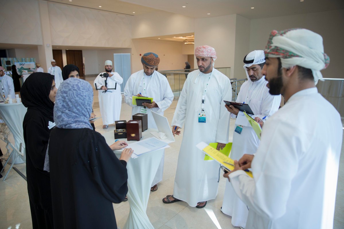 Injaz_Oman's tweet photo. تجد الحماس في كلماتهم والابداع في أفكارهم.. 
طلابنا يبدون شغفهم وحماسهم وهم يشرحون أفكارهم المميزة أثناء مرور لجنة التحكيم .. 
نفخر بكم ونثمن جهدكم، أنتم رواد الغد 
 #برنامج_الشركة 
#إنجاز_عمان https://t.co/wynlxDTiiR