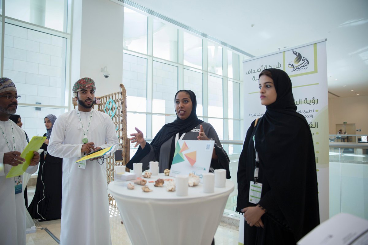 تجد الحماس في كلماتهم والابداع في أفكارهم.. 
طلابنا يبدون شغفهم وحماسهم وهم يشرحون أفكارهم المميزة أثناء مرور لجنة التحكيم .. 
نفخر بكم ونثمن جهدكم، أنتم رواد الغد 
 #برنامج_الشركة 
#إنجاز_عمان