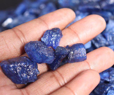 ngugimuthoni's tweet photo. Sept #Birthstone! 

#Sapphire typically refers to the rich blue #gemstone variety of the mineral  #Corundum, this royal gem actually occurs in a rainbow of hues. (except red, which earn the classification of  #Rubies). Sapphires are found in #Taita, #Kitui, Northern Kenya! https://t.co/Hk7XKyLEhN
