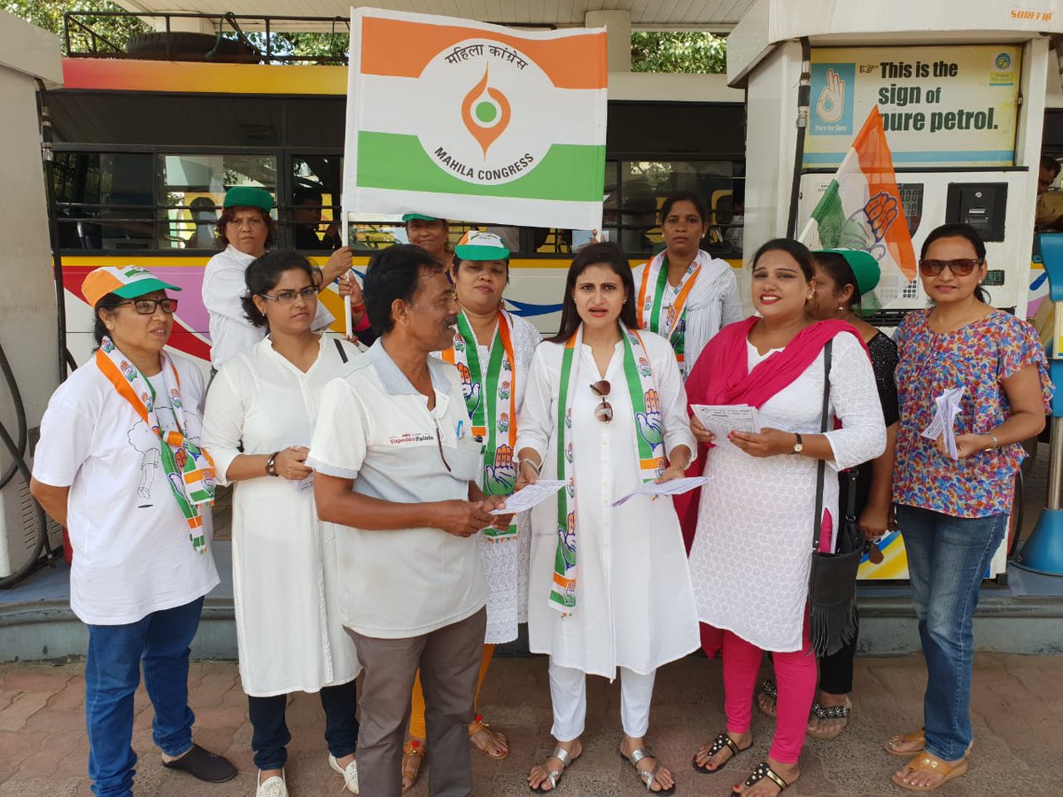 GoaPMC's tweet photo. Goa pradesh Mahila Congress creating awareness and protesting against the rising petrol and diesel prices during #BharatBandh.
#MehangiPadiModiSarkar https://t.co/CRdBfjJIEW