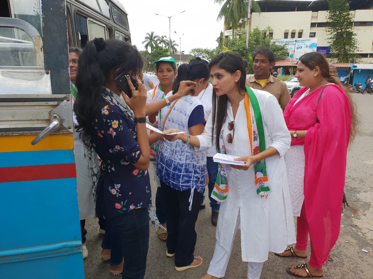 GoaPMC's tweet photo. Goa pradesh Mahila Congress creating awareness and protesting against the rising petrol and diesel prices during #BharatBandh.
#MehangiPadiModiSarkar https://t.co/CRdBfjJIEW