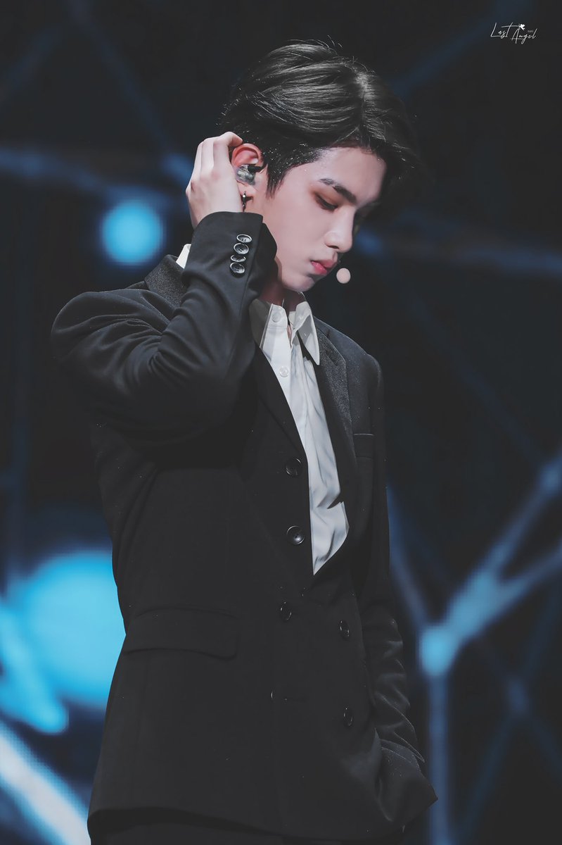 LastAngel0219's tweet photo. #黄明昊 #저스틴  #Justin
180908 NANJING https://t.co/l12lj4BUiv