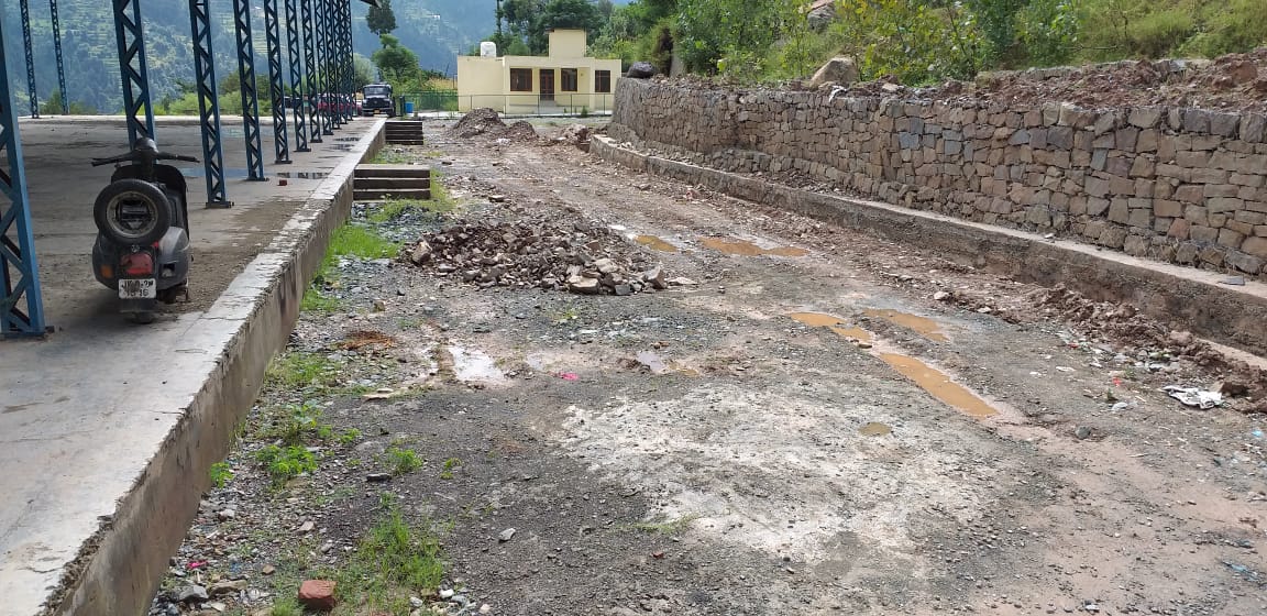 dhpm_jk's tweet photo. Today on 10.09.2018, Area #Marketing Officer and Assistant #Grading #Marketing Officer and other Officers take stock on-going #construction work of Batote #Mandi. https://t.co/NE7s1igO3B