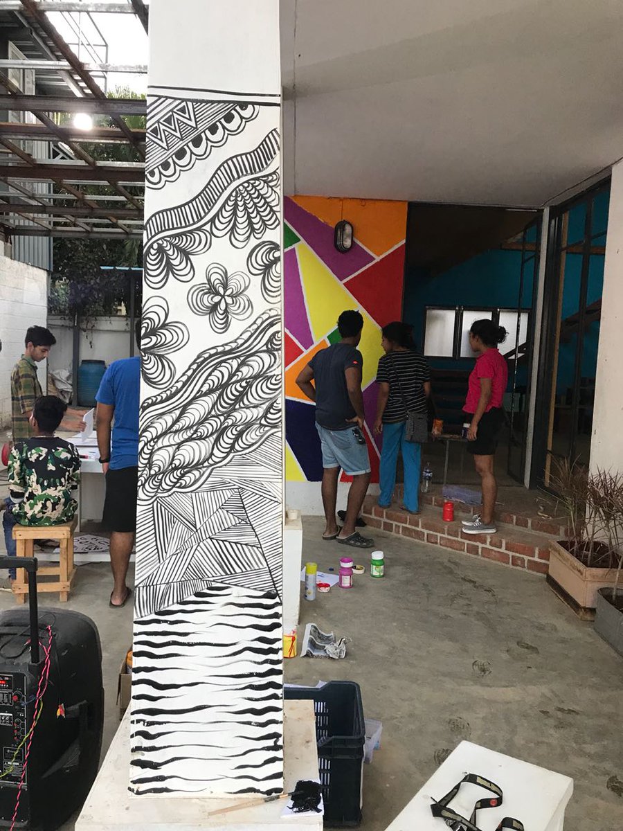 Eternity_blr's tweet photo. Our super cool volunteers from #ShrishtiSchool , #CKP &amp; Archana - art teacher interact with actor- art director #AvinashNarasimharaju as we prep the venue for #HeartOfArts - the 2-day fest @Eternity_blr on September 14 &amp; 15. Tickets on bookmyshow.
Be there, support art, have fun! https://t.co/8WYZRBhSg6