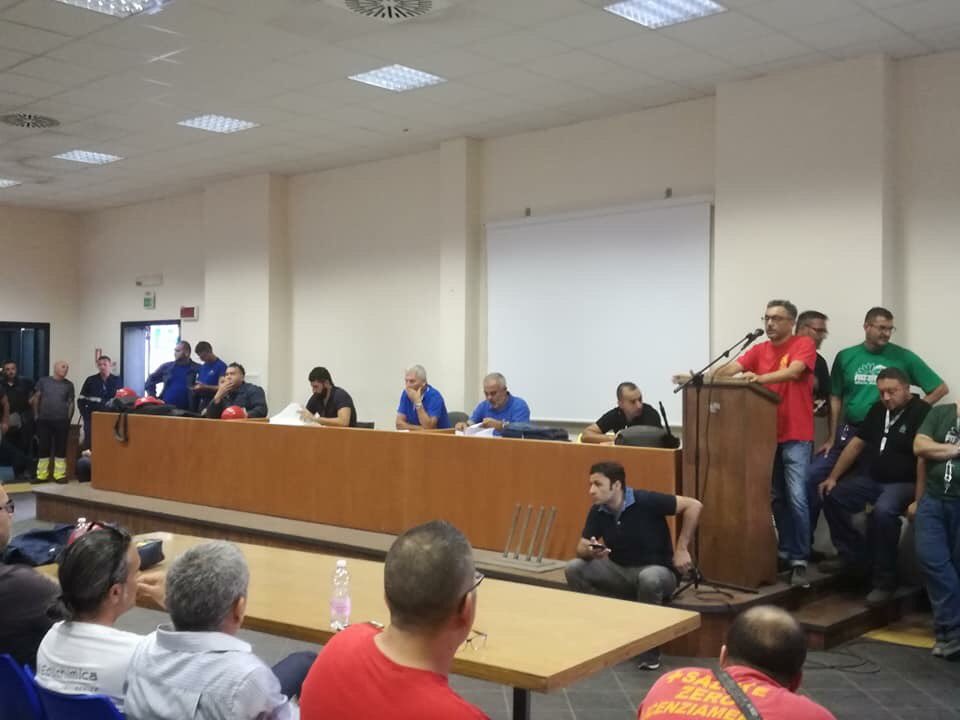 FIMCislStampa's tweet photo. #Ilva al via questa mattina le assemblee #FIM FIOM UILM USB su ipotesi d’accordo e referendum #Ilva https://t.co/lDgJvyMIvW