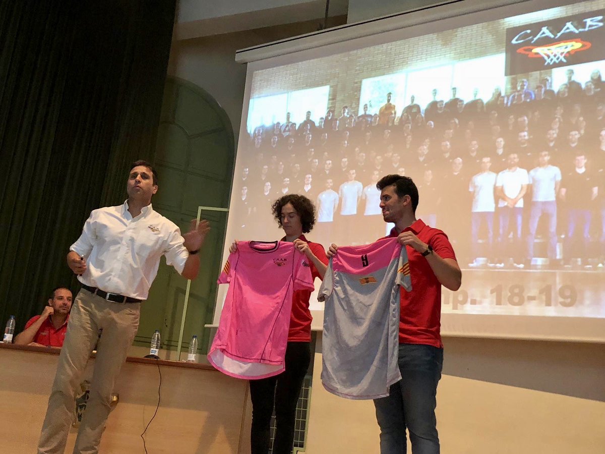 escuelaspiaszgz's tweet photo. Los colegiados del Comité Aragones, se reunieron este fin de semana en las jornadas de sábado y domingo para realizar el  Clinic de Inicio de Temporada en nuestro cole. Estamos encantados de que uséis nuestro cole! Mucha suerte en esta temporada!! @FabasketAragon #gracias https://t.co/jXp83oNDlN