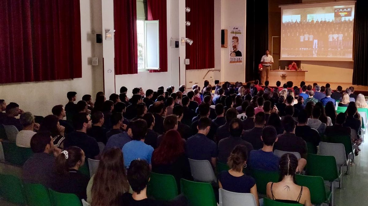 escuelaspiaszgz's tweet photo. Los colegiados del Comité Aragones, se reunieron este fin de semana en las jornadas de sábado y domingo para realizar el  Clinic de Inicio de Temporada en nuestro cole. Estamos encantados de que uséis nuestro cole! Mucha suerte en esta temporada!! @FabasketAragon #gracias https://t.co/jXp83oNDlN