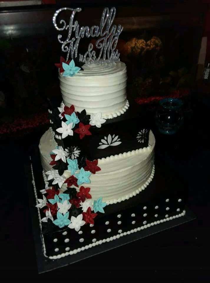 thisguy1013's tweet image. Absolutely amazing cake for our wedding.