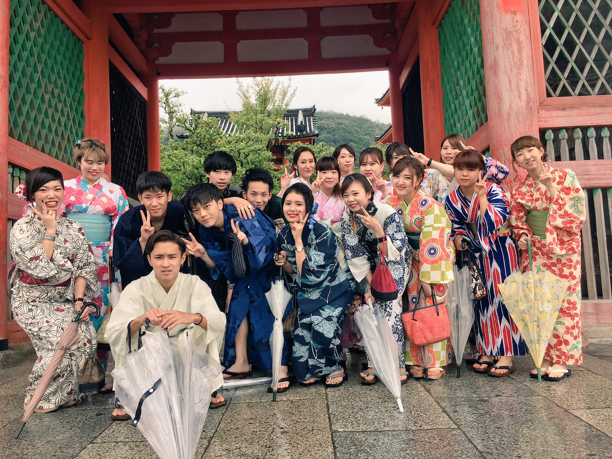 bijikare_fbzb's tweet photo. 全員で清水寺に行きました✨
みんな似合ってますねー👘 https://t.co/BF0vLX8Iq1