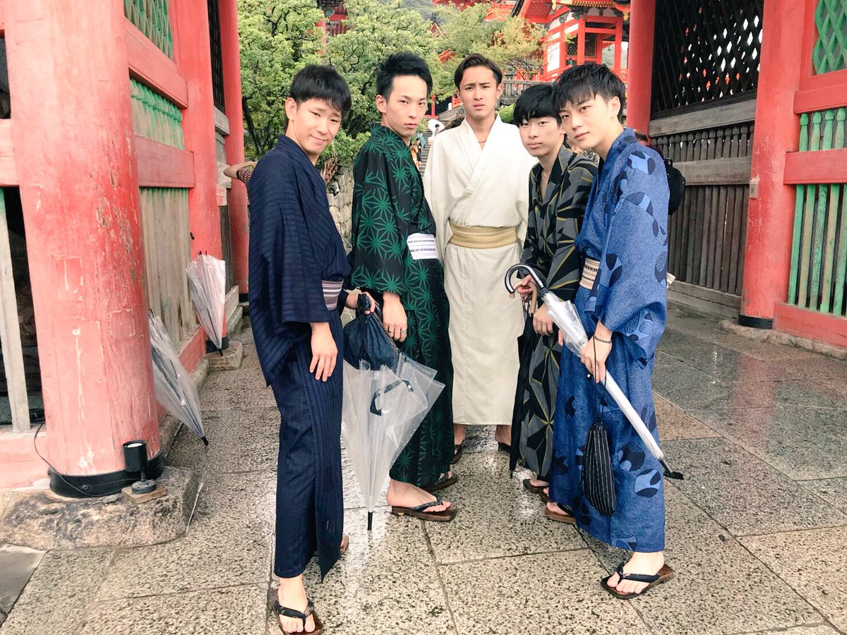 bijikare_fbzb's tweet photo. 全員で清水寺に行きました✨
みんな似合ってますねー👘 https://t.co/BF0vLX8Iq1