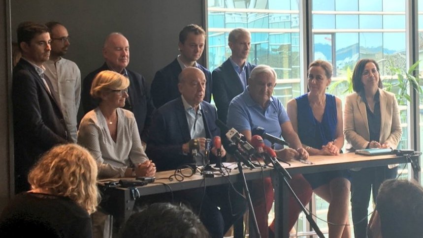 Flowieck's tweet photo. Les #VendangesDeBordeaux de ce week-end, réunissant des EM, LR @SoyonsLibres et ex-LR, c'est l'occasion de discuter entre amis politiques de l'actualité et des prochaines échéances. Quand je vois les invités, je sais où est ma "famille" politique : elle est là.
#Vendanges2018 https://t.co/tFl87wpWaw