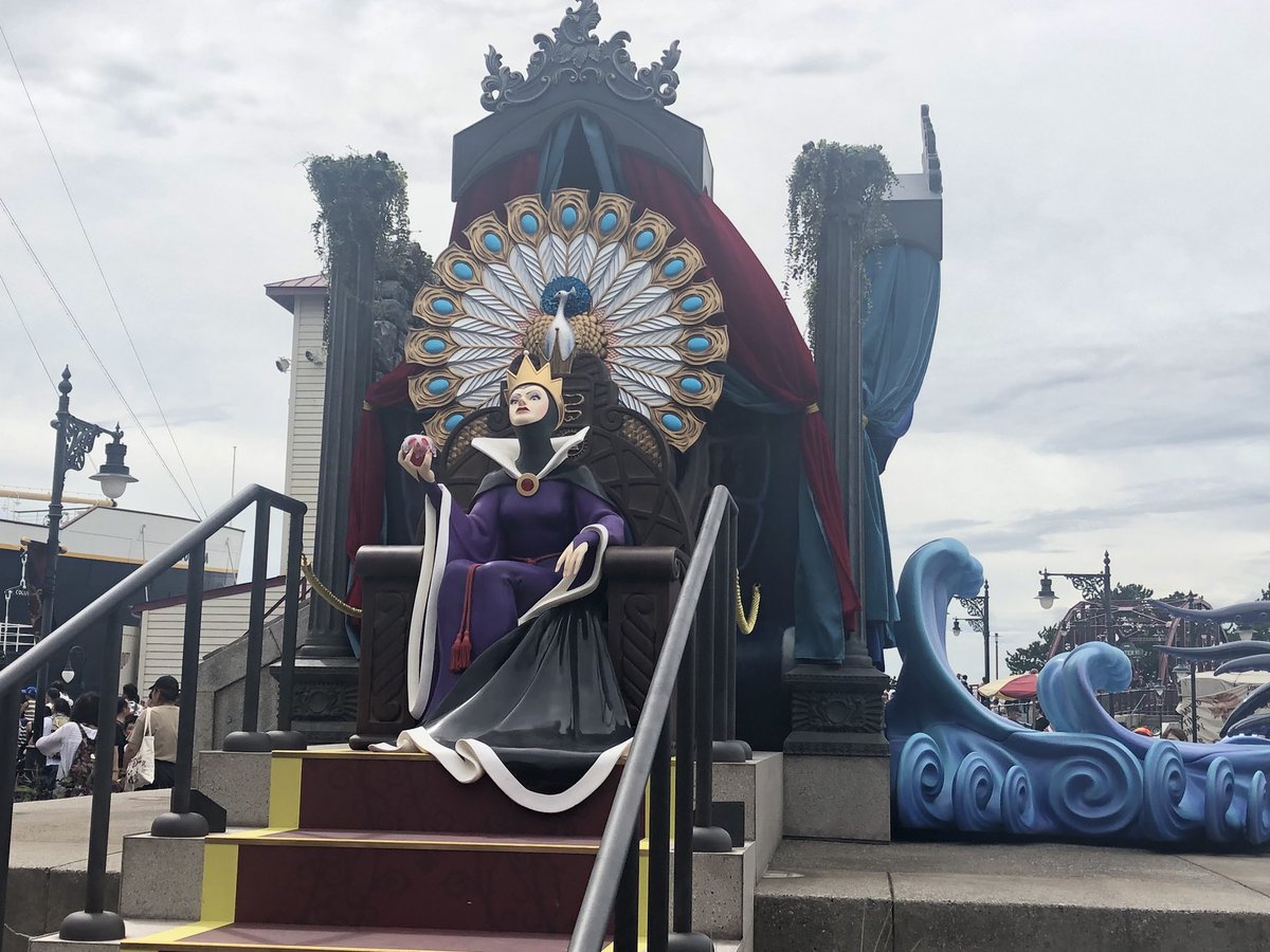 シネマトゥデイ スタッフ ディズニーヴィランズ三大悪女の玉座が 一緒に写真撮影ができるスポットです ディズニーハロウィン