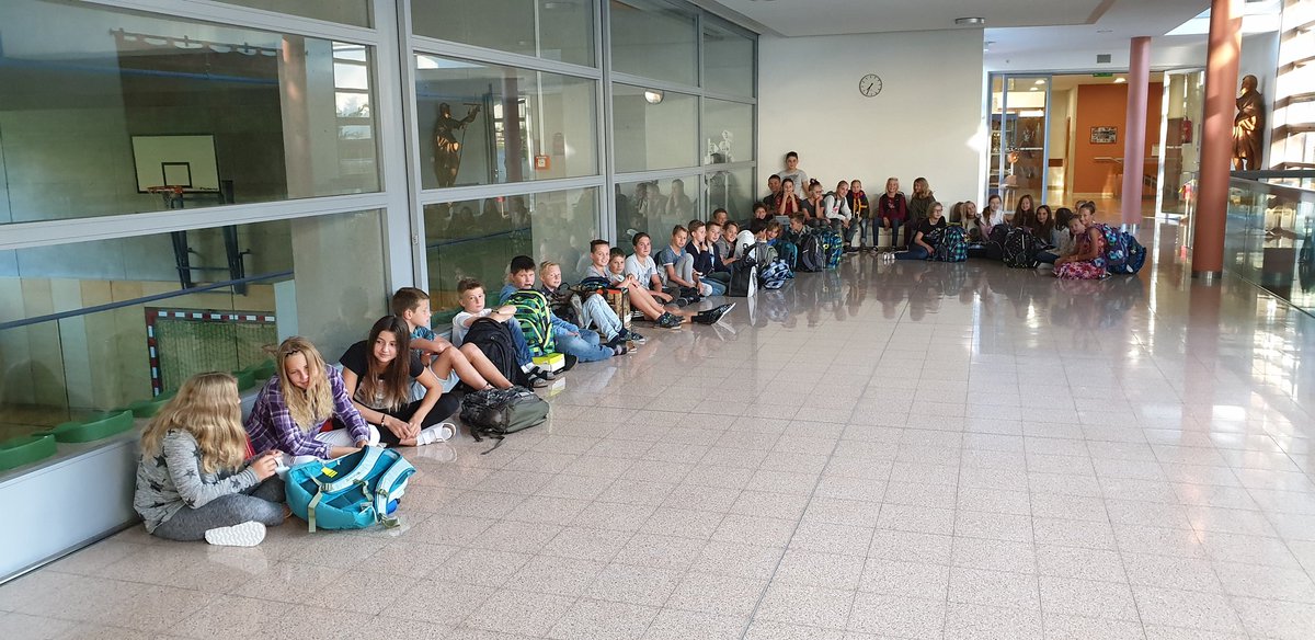 nmsneukirchen's tweet photo. Endlich Schule! Heute hat auch an der #NMSNeukirchen das neue Schuljahr begonnen. Wie bereits in den lezten Jahren, führen wir auch heuer 8 Klassen durch das Jahr. In den nächsten Jahren wird die Schülerzahl wieder steigen. https://t.co/zPkFf7iV7F