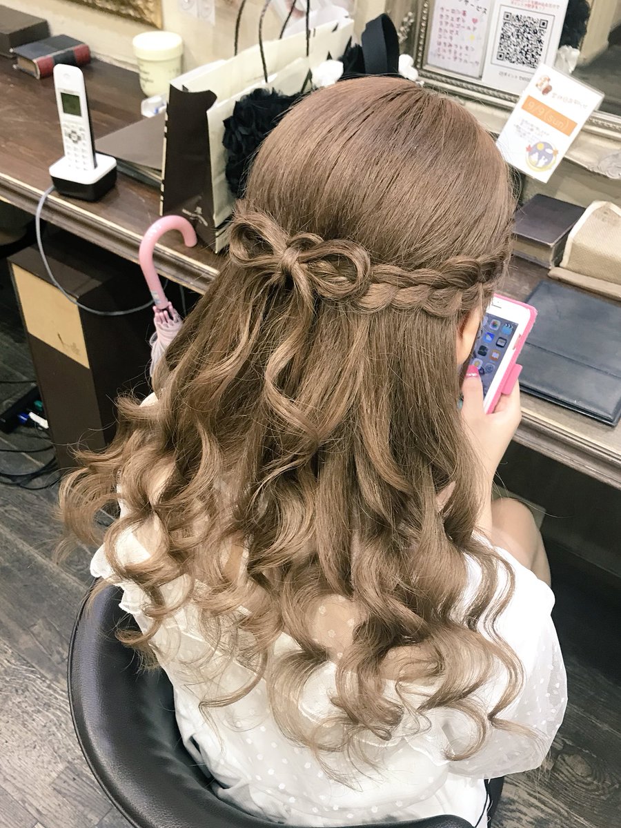 雨でもロングヘアがキレイにまとまる 崩れにくいヘアアレンジ