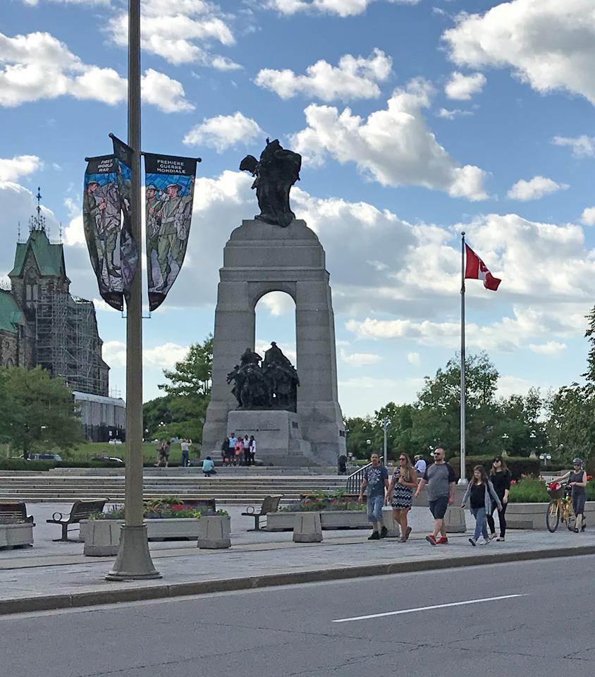 VilledeMons's tweet photo. Arborant la même bannière, unis dans une même célébration, forgeant un lien unique entre nos deux pays depuis la Première Guerre mondiale #commémorations #BELCAN 🇧🇪🇨🇦 https://t.co/RQK3m7Y6vR