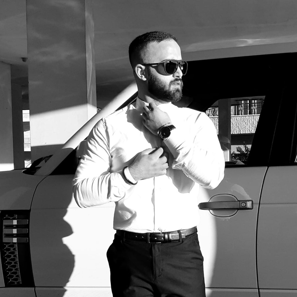 alyshaddad's tweet photo. الشخص يلي ممكن يبيع الدنيا كرمالك هوي الدكنجي ... غير هيك إنسى 🤣🤣 حبيت صبح عليكم 
#صباح_النور #علي_شداد #alishaddad https://t.co/xUJfkuk7To