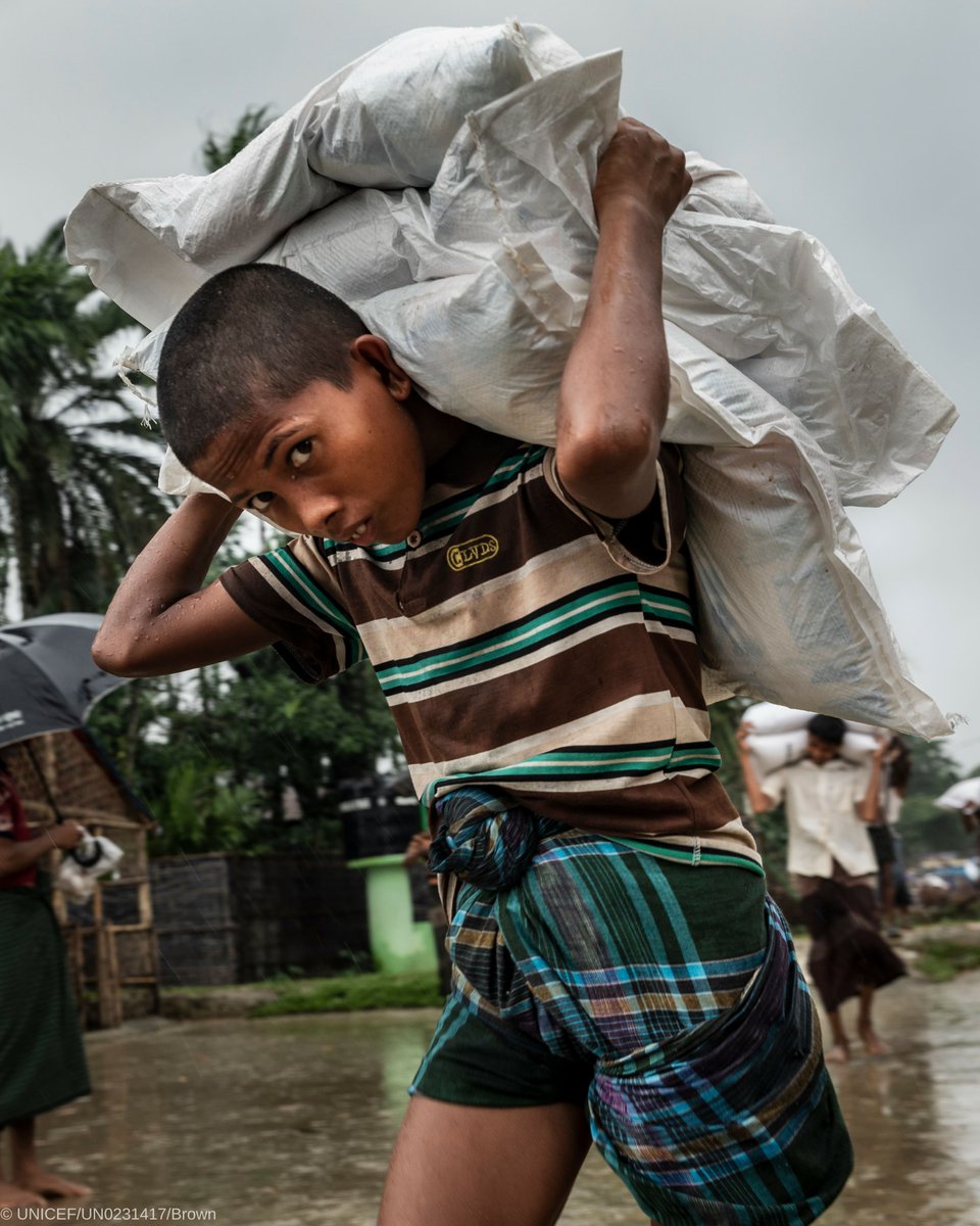 UNICEF's tweet photo. This little boy is carrying backbreaking loads of rice to feed his family. He should be in school.
We’ve set up hundreds of learning centres, but to get more children in school, we need more support → https://t.co/FqD6Sr80Sv https://t.co/QUoWTE9rKu