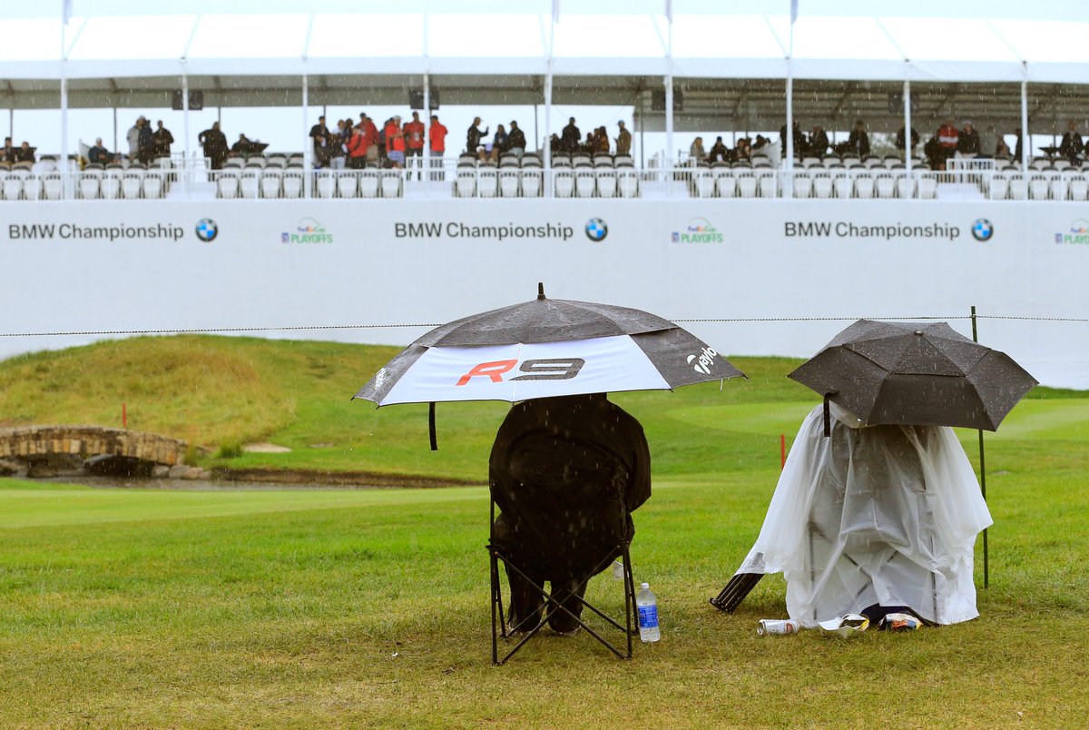 CMoreGolfDK's tweet photo. Hvis vejret ellers tillader det, og banerne når at tørre tilstrækkeligt, så bliver fjerde runde af BMW Championship afviklet i dag. 

De tre førende spillere Justin Rose, Rory McIlroy og Xander Schauffele slår ud fra klokken 15.20 og vi er med fra klokken 16. 😊 https://t.co/rUvvQSHsDn