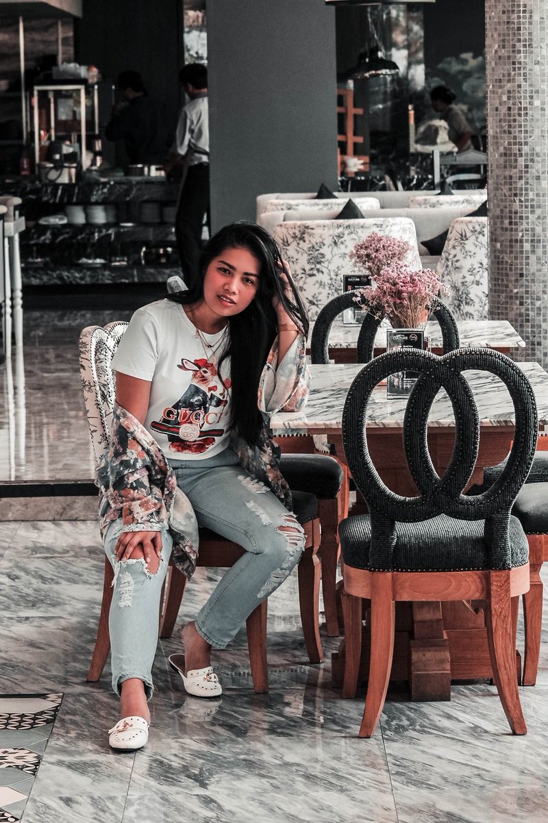AnnCatherine_A's tweet photo. The waiting game. I'm looking forward to watch #TheHowsOfUsWorldPremiere and #asimplefavor 😍😍😍 https://t.co/1fCN66pgze