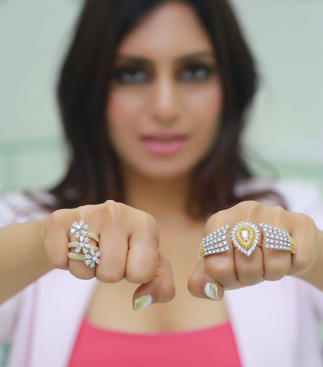 prernamakharia's tweet photo. Knock those evil eyes with this three-finger diamond ring along with a floral round and fancy shaped diamond ring by Forevermark India @ForevermarkIN spotted at #IIJS2018 @GJEPCIndia
#StylePrer #PrernaaMakhariaa #JewelryInfluencer #jewellery #Diamond #Rings #JewelryBlogger https://t.co/skm6HecDm4