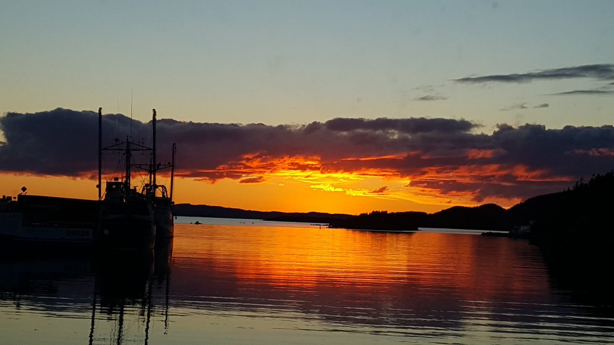 Beautiful sunset last night. #Newfoundlandlife @SergeantRexAmi @Liekos13 @Stone_Beard @CountryPGaming @ryker_dark @SatisfiedBeard @sarget7x