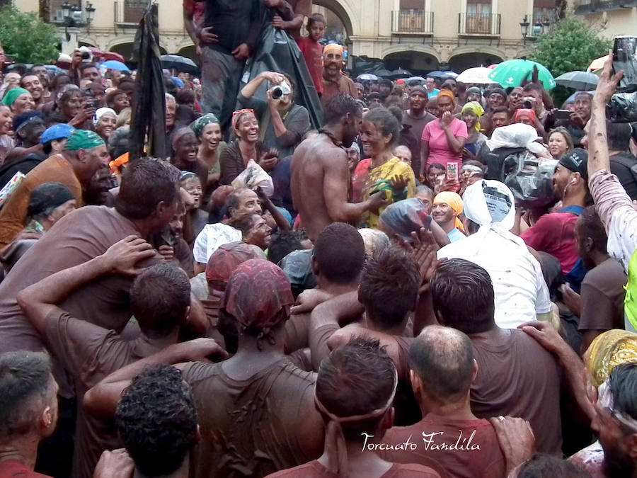 Un #Cascamorras muy romántico... Sí, esto es una pedida de mano en pleno fragor de la batalla :)
