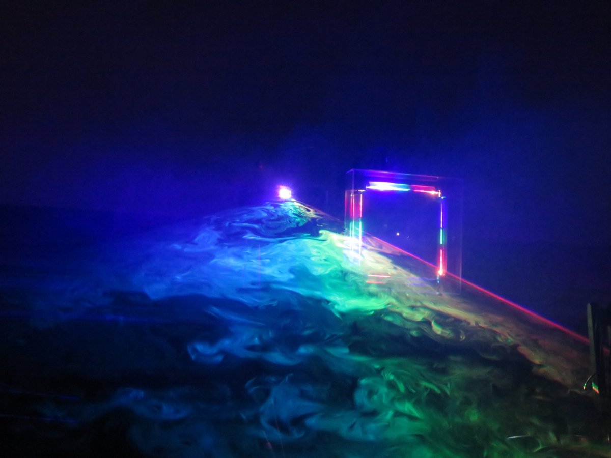 LaserWaveIOGS's tweet photo. Quelques photos du spectacle présenté ce matin aux nouveaux élèves de première année de l’@InstitutOptique !

Bonne rentrée à tous ! https://t.co/PMQ4EvTUGx