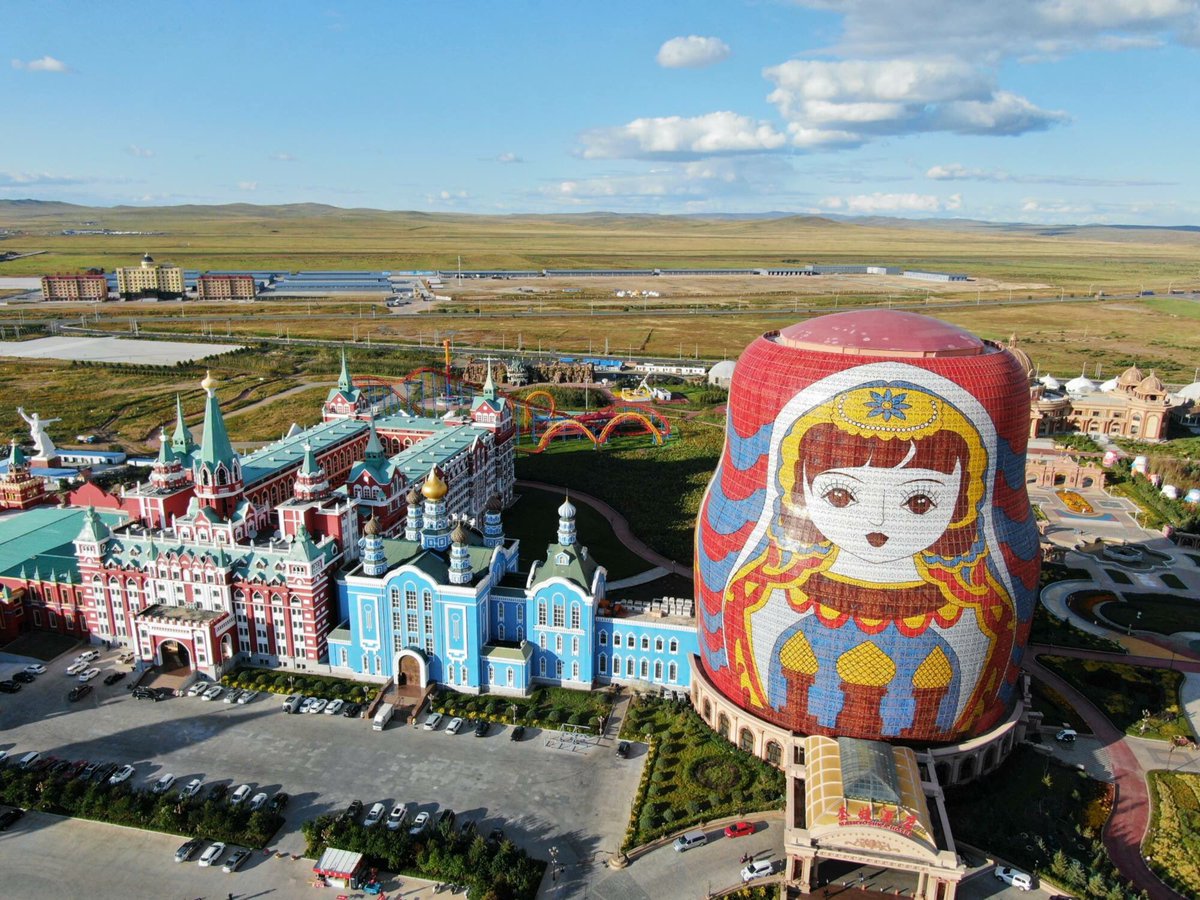 満州里市。カラフルな建築を擁する美しい都市。 中国北部