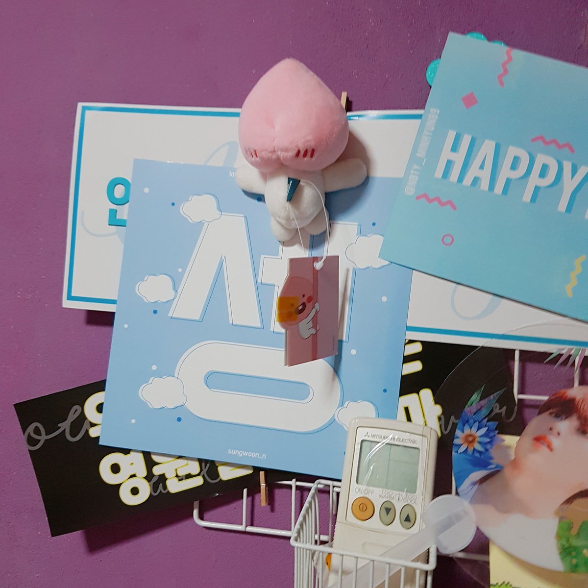 ayynisa_'s tweet image. Lololol my baby apeach clinging onto life protecting my seng square banner!!! 😂😂😂😂😂 #itsamess