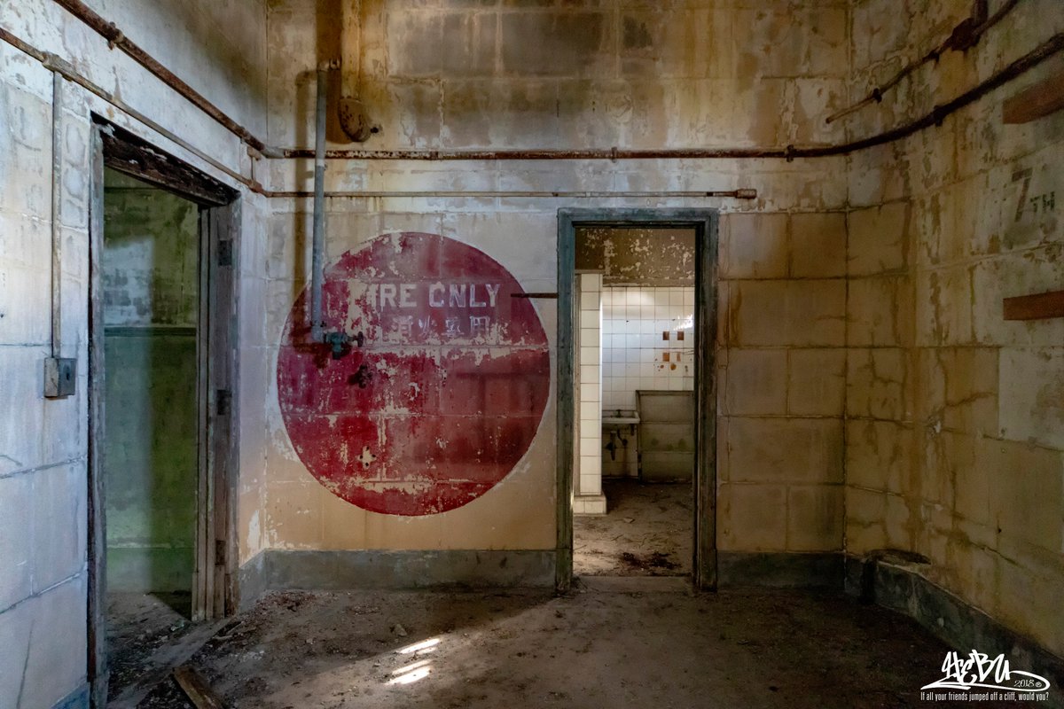 Hebu C Amazon 売れ筋ランキング 本 43 336位 本の売れ筋ランキングを見る 316位 本 アート 建築 デザイン 写真 パンツ本には到底かなわないが まあまあ頑張ってるんじゃないかと 9 29には出版記念イベントで廃墟expo Vol 3に出まーす